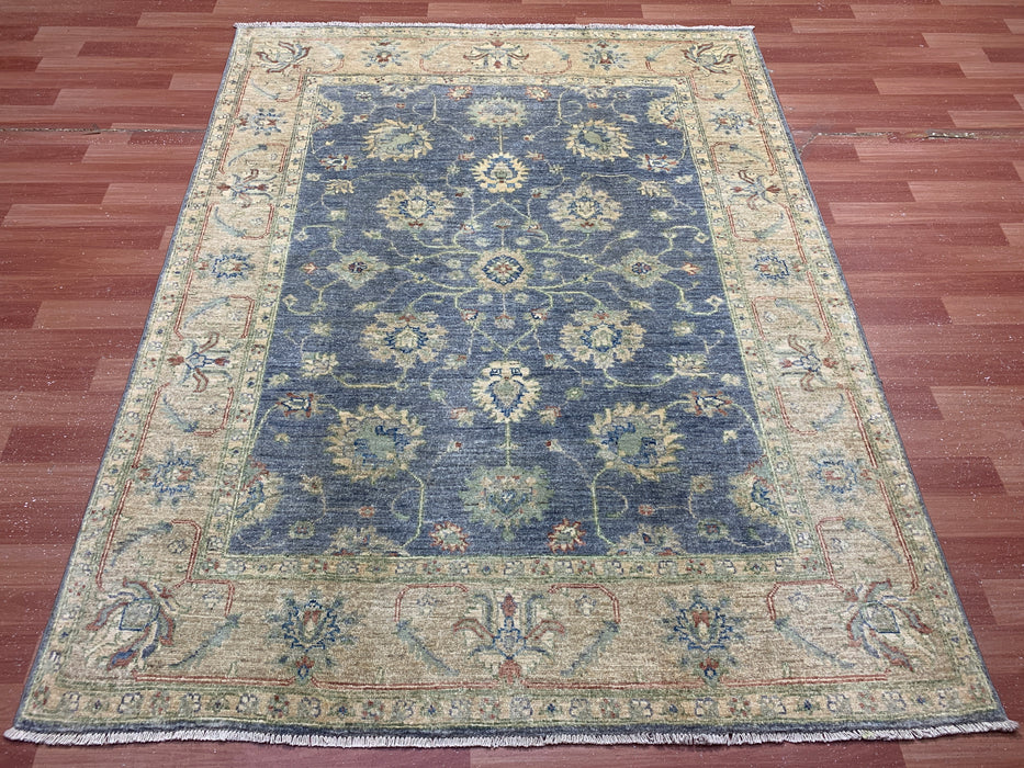 157 cm × 200 cm handgeknoopt Ziegler wollen tapijt – leiblauw met beige bloemenrand