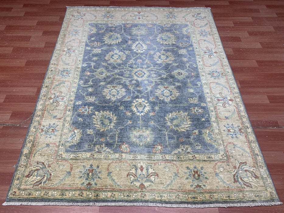 157 cm × 200 cm handgeknoopt Ziegler wollen tapijt – leiblauw met beige bloemenrand