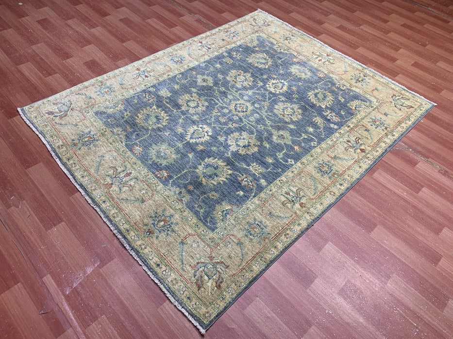 157 cm × 200 cm handgeknoopt Ziegler wollen tapijt – leiblauw met beige bloemenrand