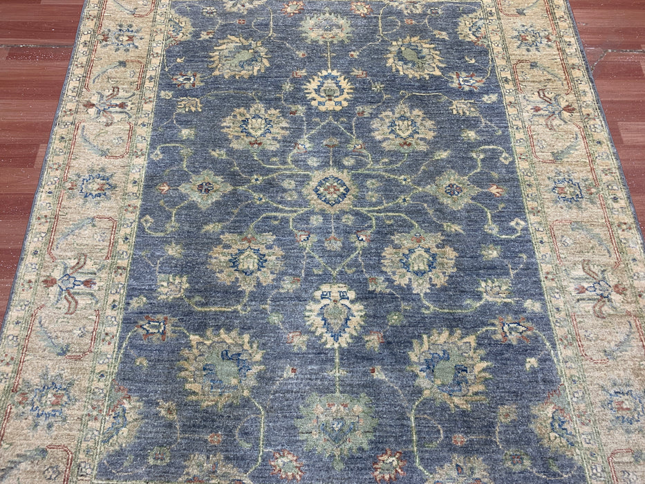 157 cm × 200 cm handgeknoopt Ziegler wollen tapijt – leiblauw met beige bloemenrand