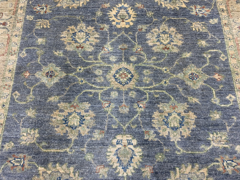157 cm × 200 cm handgeknoopt Ziegler wollen tapijt – leiblauw met beige bloemenrand
