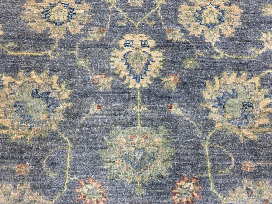 157 cm × 200 cm handgeknoopt Ziegler wollen tapijt – leiblauw met beige bloemenrand
