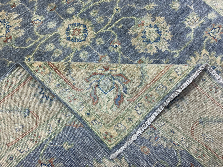157 cm × 200 cm handgeknoopt Ziegler wollen tapijt – leiblauw met beige bloemenrand