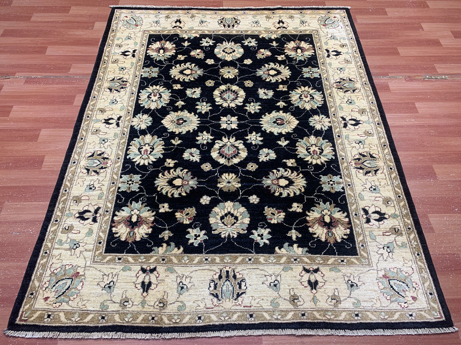 4'11" × 6'3" handgeknoopt Ziegler wollen tapijt – Zwart met ivoorkleurige bloemenrand