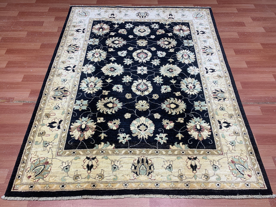 4'11" × 6'3" handgeknoopt Ziegler wollen tapijt – Zwart met ivoorkleurige bloemenrand