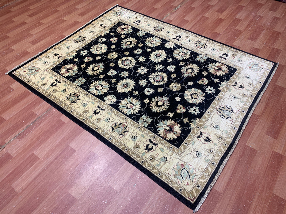 4'11" × 6'3" handgeknoopt Ziegler wollen tapijt – Zwart met ivoorkleurige bloemenrand