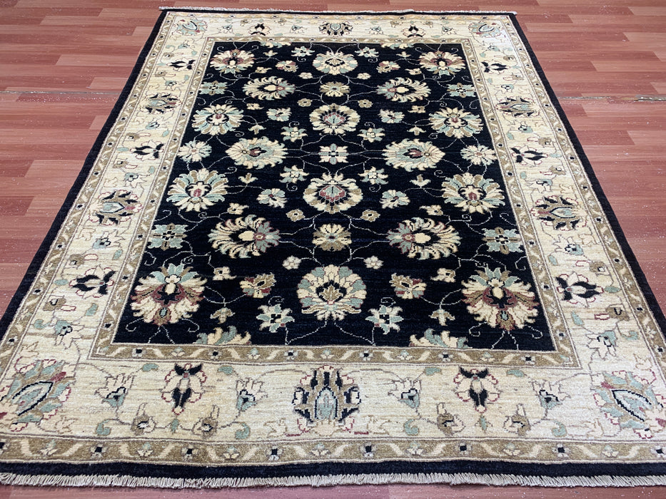 4'11" × 6'3" handgeknoopt Ziegler wollen tapijt – Zwart met ivoorkleurige bloemenrand