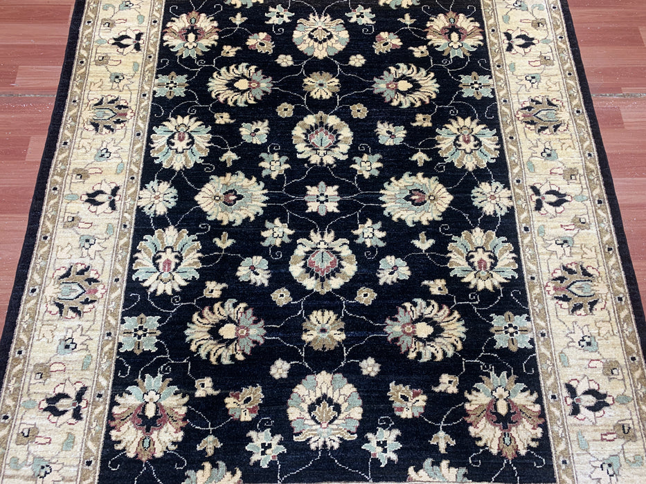 4'11" × 6'3" handgeknoopt Ziegler wollen tapijt – Zwart met ivoorkleurige bloemenrand