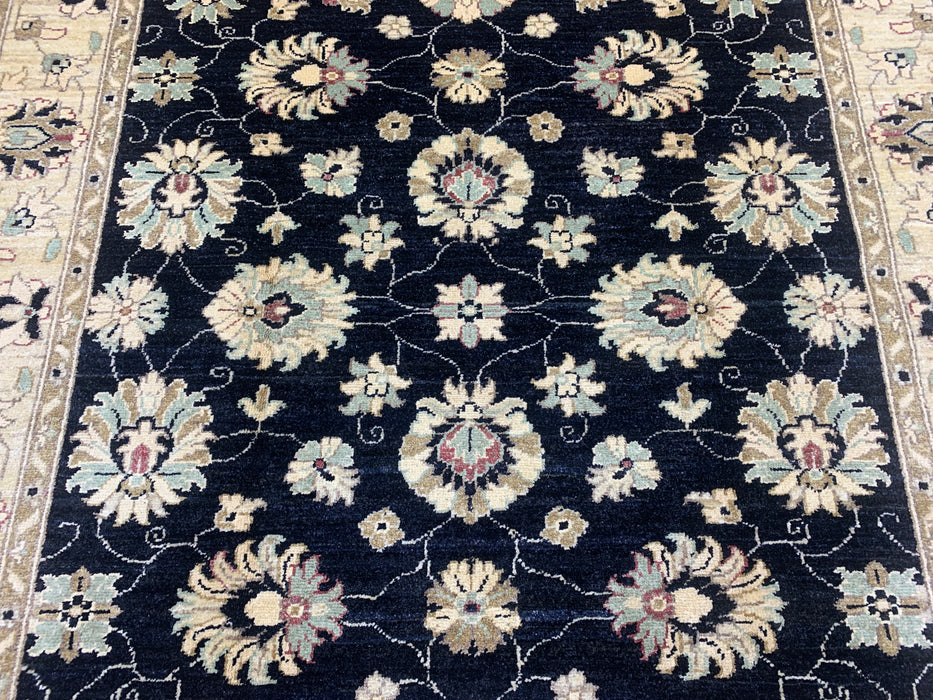 4'11" × 6'3" handgeknoopt Ziegler wollen tapijt – Zwart met ivoorkleurige bloemenrand