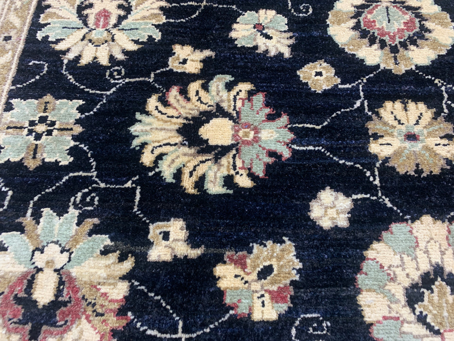 4'11" × 6'3" handgeknoopt Ziegler wollen tapijt – Zwart met ivoorkleurige bloemenrand