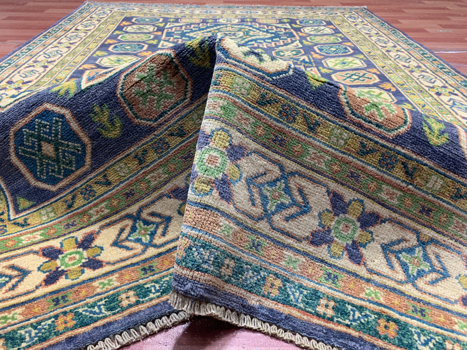 Handgeknoopt wollen tapijt van 150 × 208 cm – Geometrisch tribaal ontwerp in marineblauw & groen
