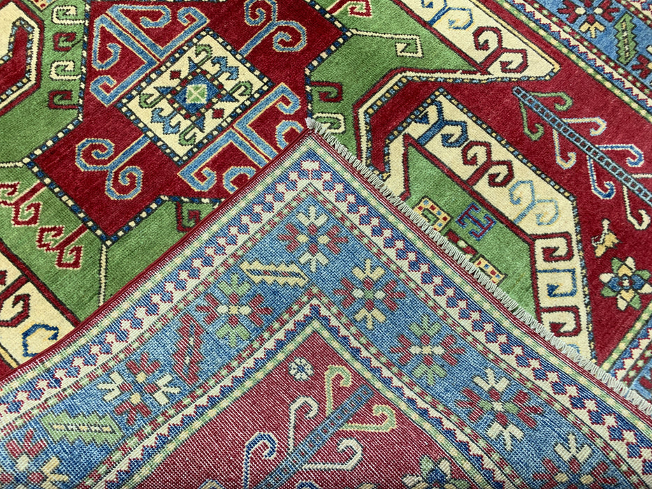 147 cm × 201 cm Handgeknoopt Kazak wollen tapijt – Rood, groen & blauw geometrisch tribaal ontwerp