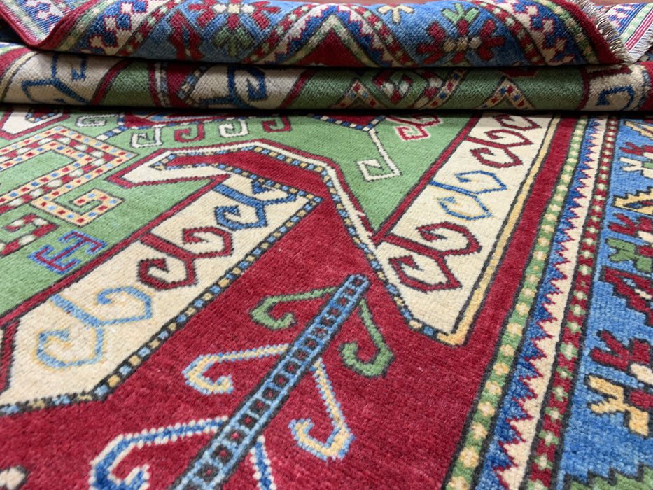 147 cm × 201 cm Handgeknoopt Kazak wollen tapijt – Rood, groen & blauw geometrisch tribaal ontwerp