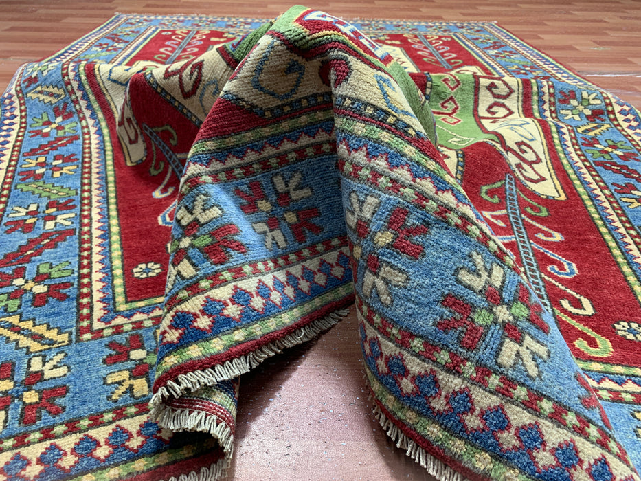 147 cm × 201 cm Handgeknoopt Kazak wollen tapijt – Rood, groen & blauw geometrisch tribaal ontwerp