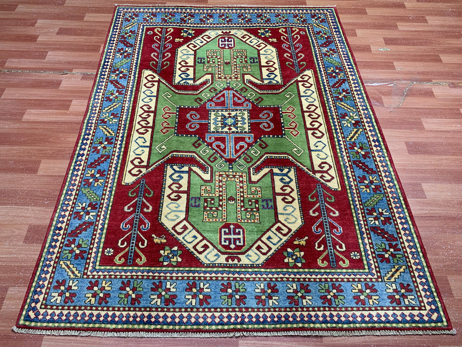 147 cm × 201 cm Handgeknoopt Kazak wollen tapijt – Rood, groen & blauw geometrisch tribaal ontwerp