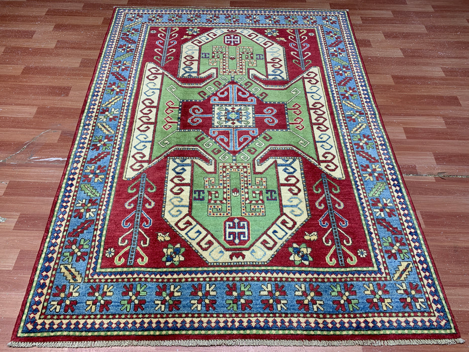 147 cm × 201 cm Handgeknoopt Kazak wollen tapijt – Rood, groen & blauw geometrisch tribaal ontwerp