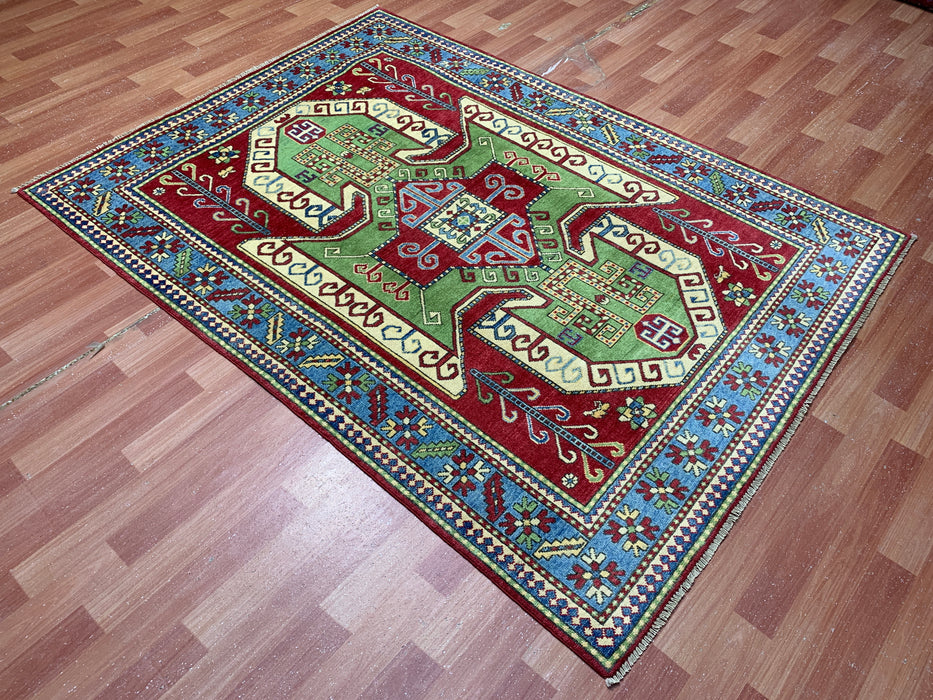 147 cm × 201 cm Handgeknoopt Kazak wollen tapijt – Rood, groen & blauw geometrisch tribaal ontwerp