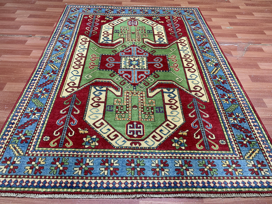 147 cm × 201 cm Handgeknoopt Kazak wollen tapijt – Rood, groen & blauw geometrisch tribaal ontwerp