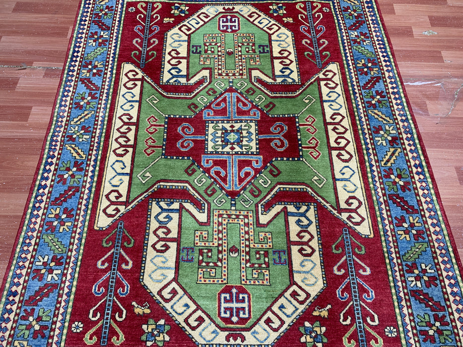 147 cm × 201 cm Handgeknoopt Kazak wollen tapijt – Rood, groen & blauw geometrisch tribaal ontwerp