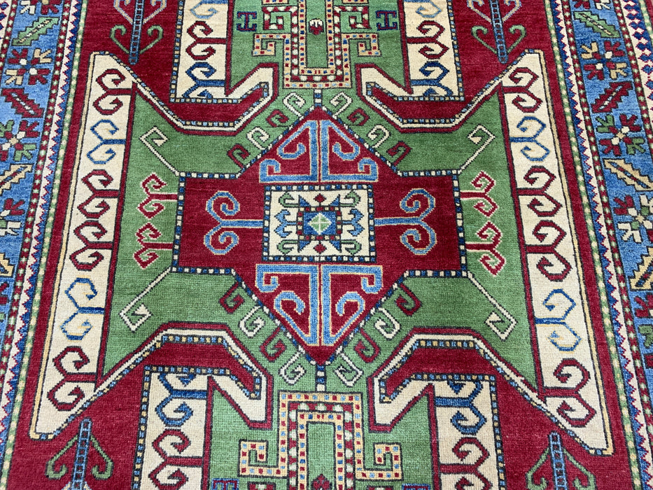 147 cm × 201 cm Handgeknoopt Kazak wollen tapijt – Rood, groen & blauw geometrisch tribaal ontwerp