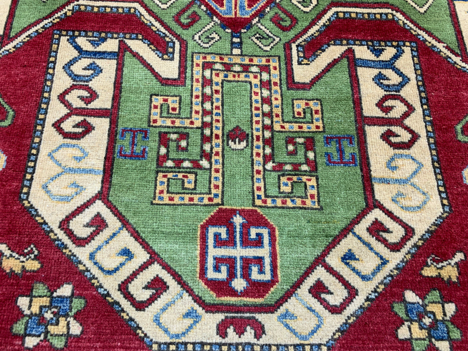 147 cm × 201 cm Handgeknoopt Kazak wollen tapijt – Rood, groen & blauw geometrisch tribaal ontwerp