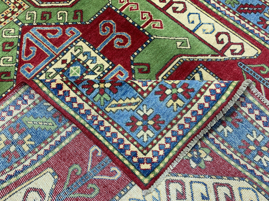 147 cm × 201 cm Handgeknoopt Kazak wollen tapijt – Rood, groen & blauw geometrisch tribaal ontwerp