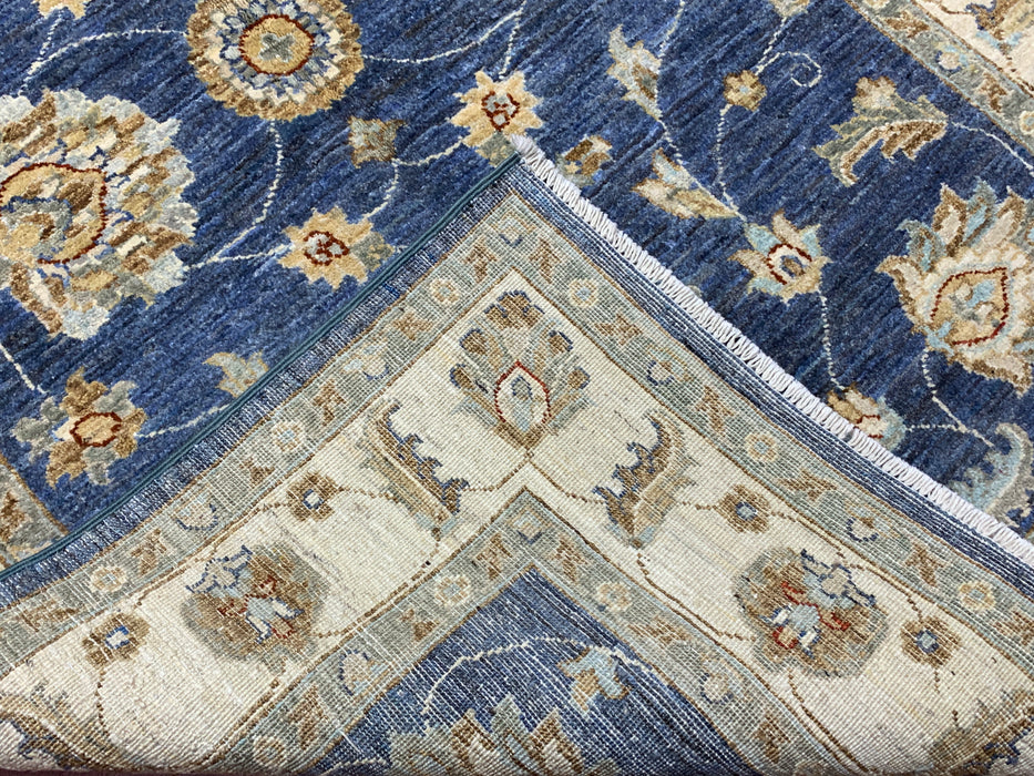 122 × 180 cm handgeknoopt wollen tapijt – marineblauw met bloemmotief in ivoorwit