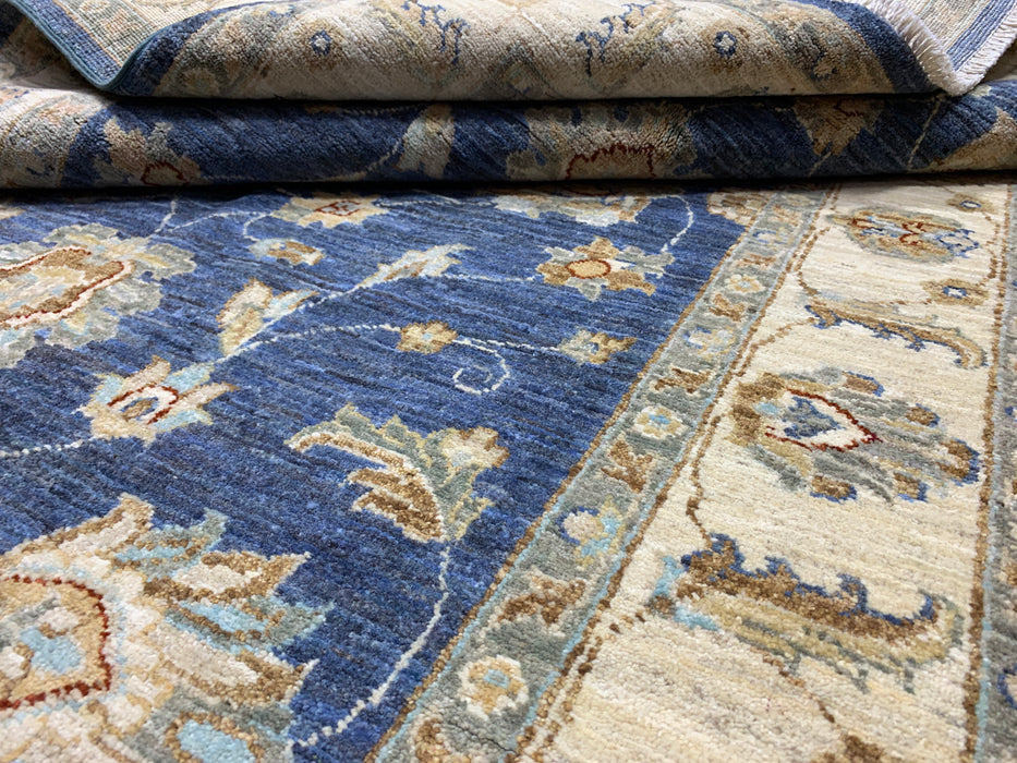 122 × 180 cm handgeknoopt wollen tapijt – marineblauw met bloemmotief in ivoorwit