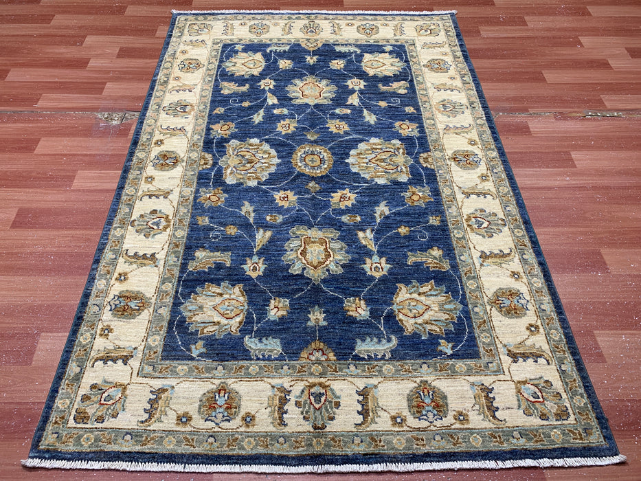 122 × 180 cm handgeknoopt wollen tapijt – marineblauw met bloemmotief in ivoorwit