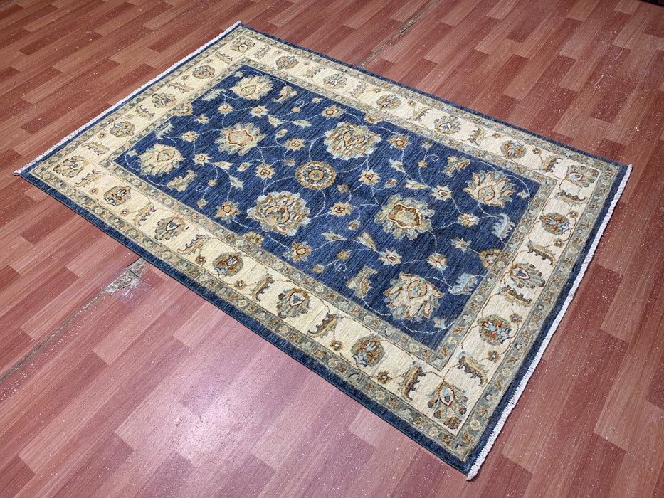 122 × 180 cm handgeknoopt wollen tapijt – marineblauw met bloemmotief in ivoorwit
