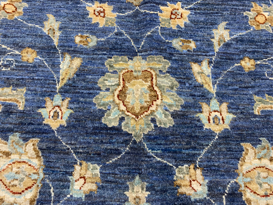 122 × 180 cm handgeknoopt wollen tapijt – marineblauw met bloemmotief in ivoorwit