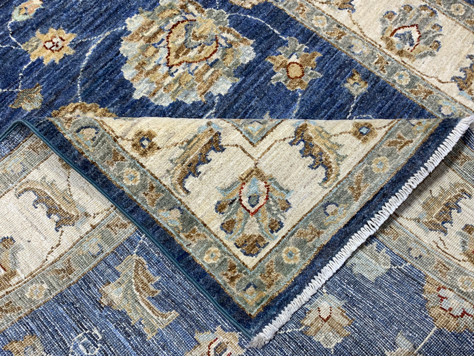 122 × 180 cm handgeknoopt wollen tapijt – marineblauw met bloemmotief in ivoorwit