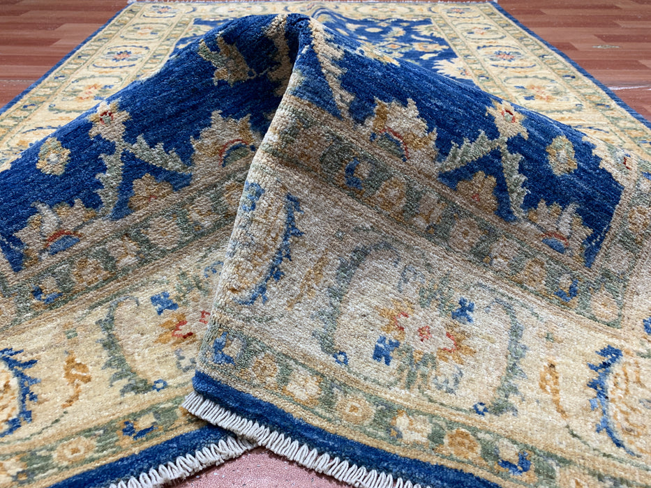 4'0" × 5'11" Handgeknoopt wollen vloerkleed – marineblauw met ivoorkleurige bloemenrand