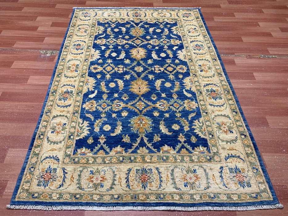 4'0" × 5'11" Handgeknoopt wollen vloerkleed – marineblauw met ivoorkleurige bloemenrand