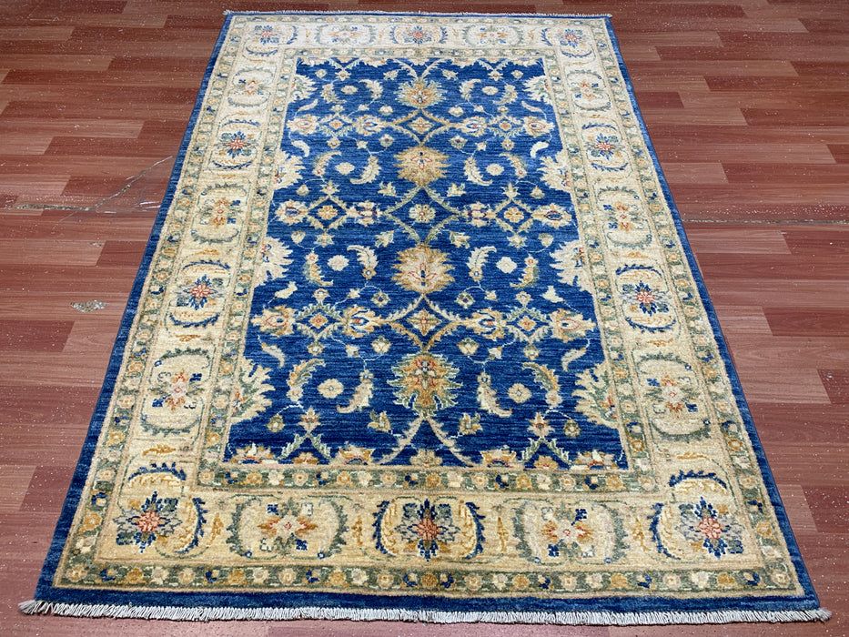 4'0" × 5'11" Handgeknoopt wollen vloerkleed – marineblauw met ivoorkleurige bloemenrand