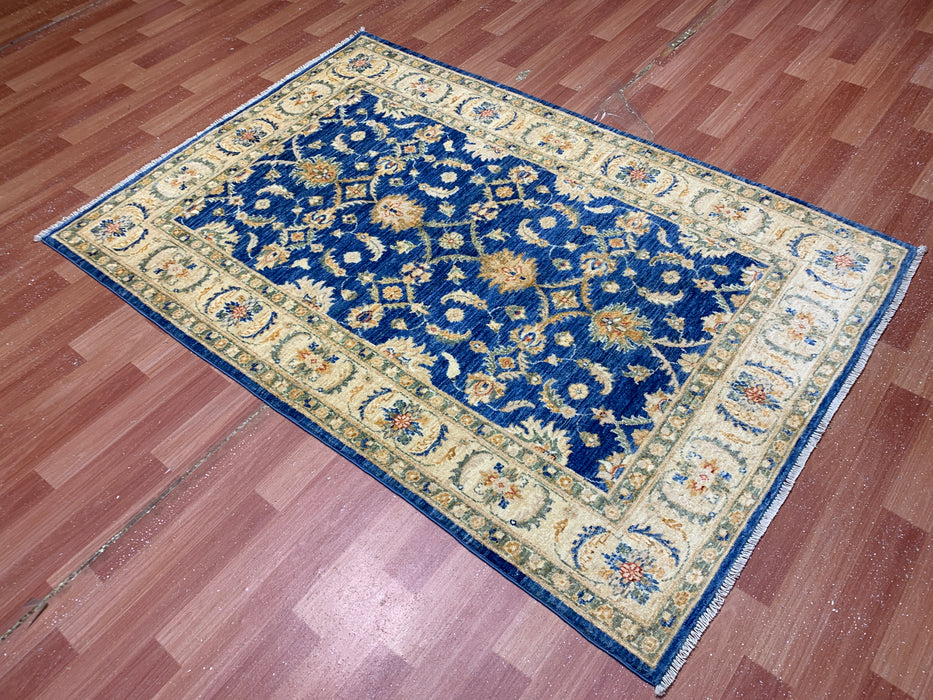 4'0" × 5'11" Handgeknoopt wollen vloerkleed – marineblauw met ivoorkleurige bloemenrand
