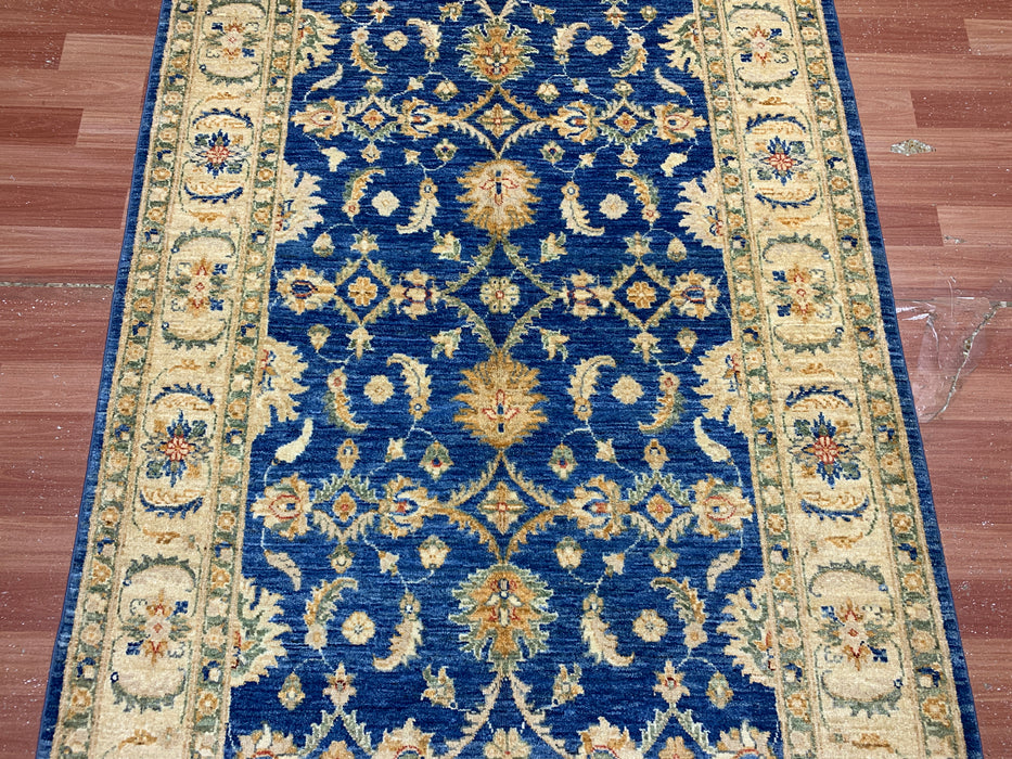 4'0" × 5'11" Handgeknoopt wollen vloerkleed – marineblauw met ivoorkleurige bloemenrand