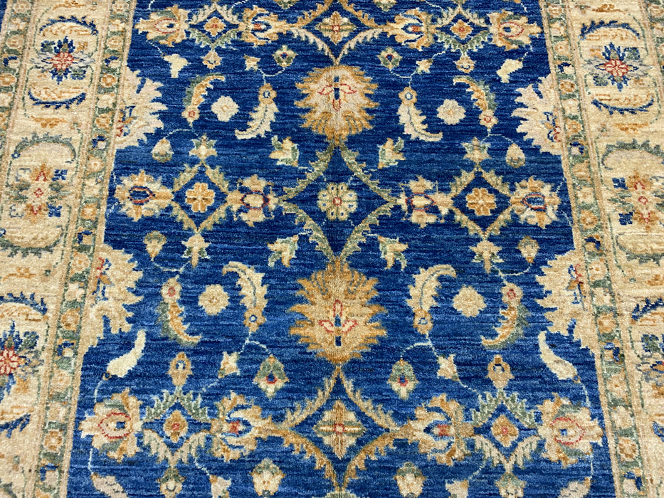 4'0" × 5'11" Handgeknoopt wollen vloerkleed – marineblauw met ivoorkleurige bloemenrand