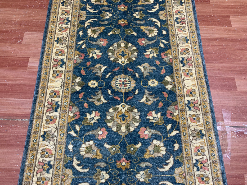 2'10" × 9'7" handgeknoopt wollen loperkleed – Blauw met ivoorkleurige bloemenrand