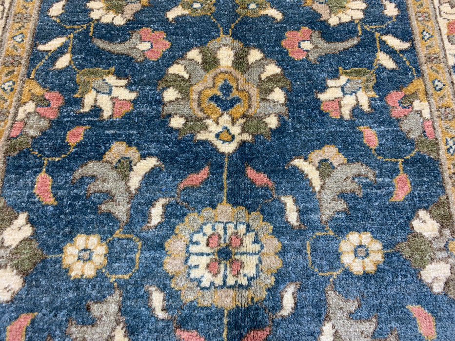 2'10" × 9'7" handgeknoopt wollen loperkleed – Blauw met ivoorkleurige bloemenrand