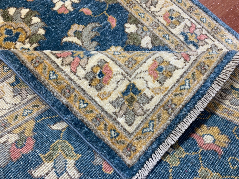 2'10" × 9'7" handgeknoopt wollen loperkleed – Blauw met ivoorkleurige bloemenrand