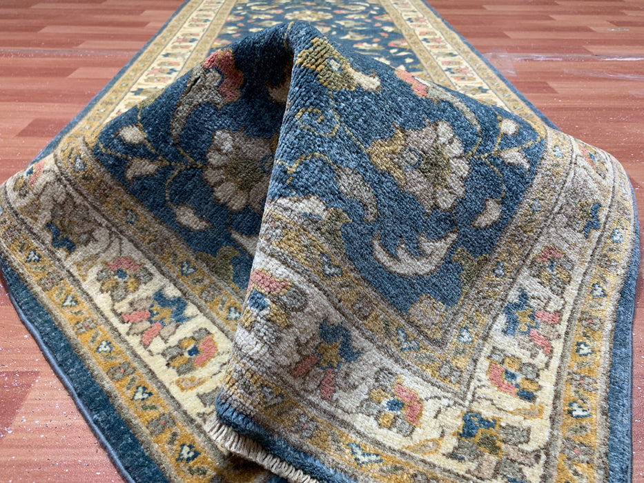 2'10" × 9'7" handgeknoopt wollen loperkleed – Blauw met ivoorkleurige bloemenrand