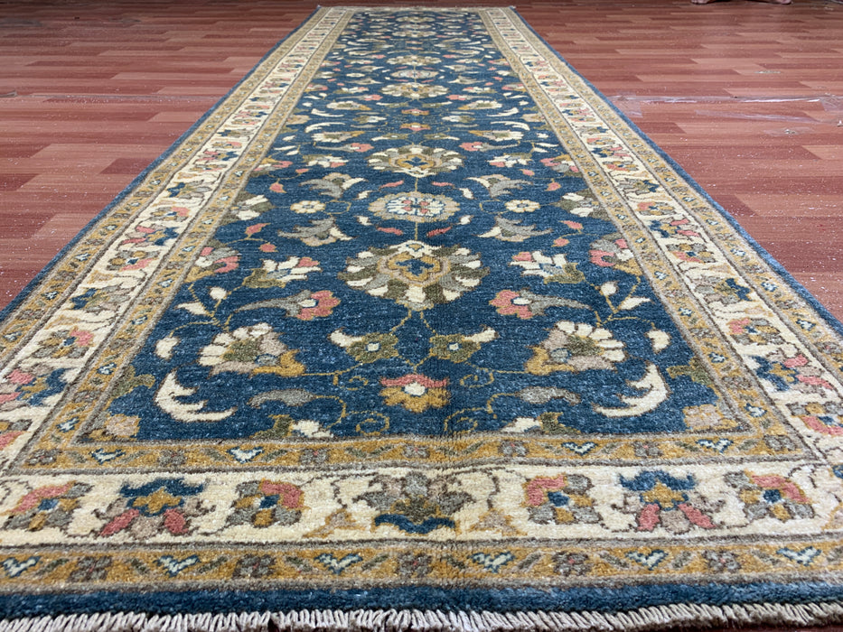 2'10" × 9'7" handgeknoopt wollen loperkleed – Blauw met ivoorkleurige bloemenrand