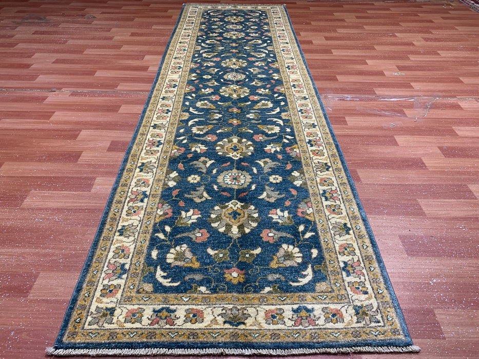 2'10" × 9'7" handgeknoopt wollen loperkleed – Blauw met ivoorkleurige bloemenrand