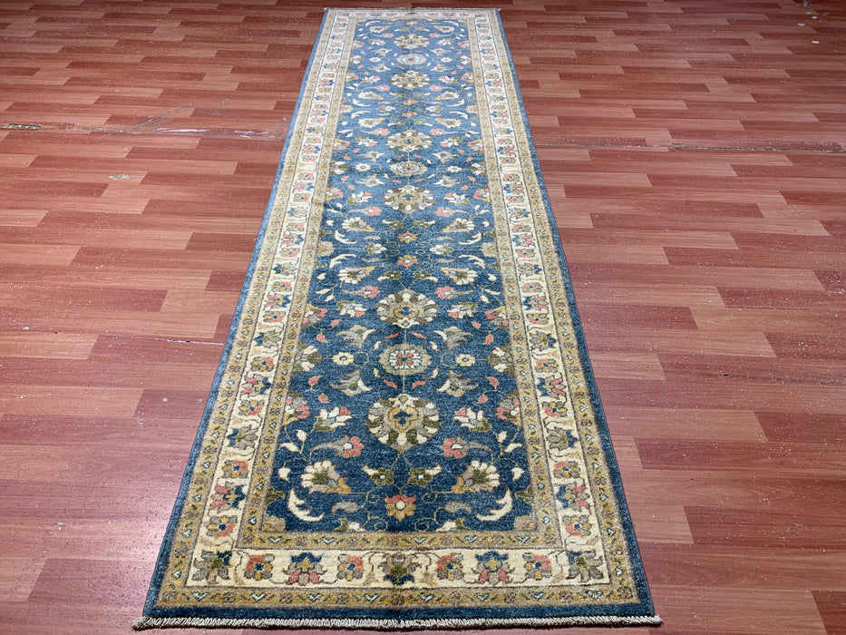 2'10" × 9'7" handgeknoopt wollen loperkleed – Blauw met ivoorkleurige bloemenrand