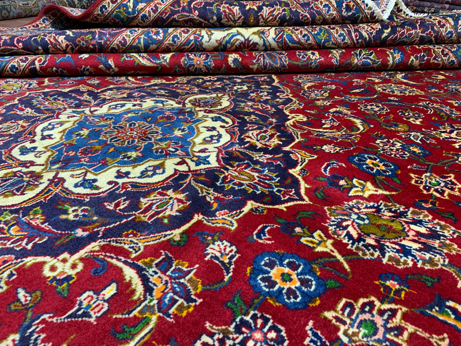 10'1" × 12'10" Handgeknoopt wollen vloerkleed – Perzisch rood medaillon met marineblauwe rand