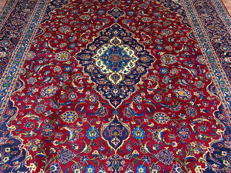 10'1" × 12'10" Handgeknoopt wollen vloerkleed – Perzisch rood medaillon met marineblauwe rand