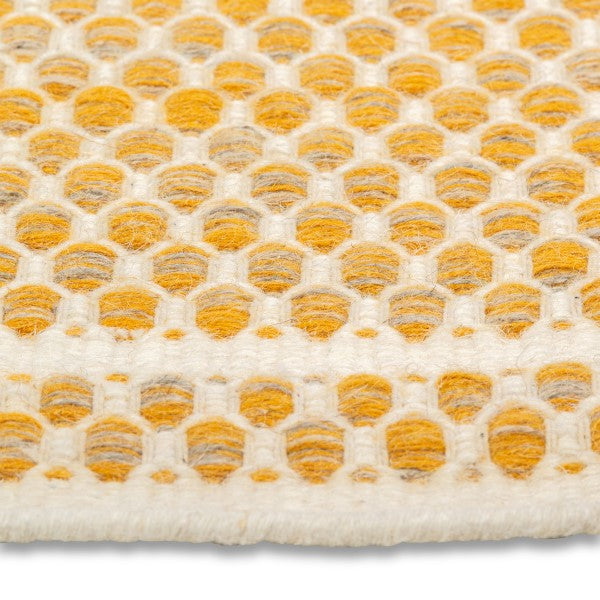 Omkeerbaar, handgeweven wollen kleed – Amber & Naturel patroon (0,6 cm poolhoogte)