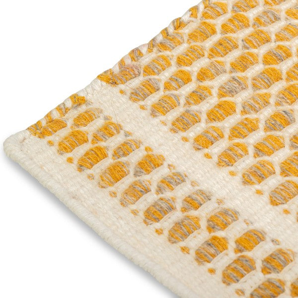 Omkeerbaar, handgeweven wollen kleed – Amber & Naturel patroon (0,6 cm poolhoogte)
