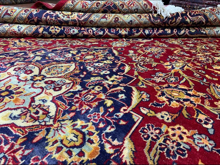 9'6" × 13'10" Handgeknoopt Perzisch wollen tapijt – Rood veld met marineblauwe & ivoorkleurige bloemenrand